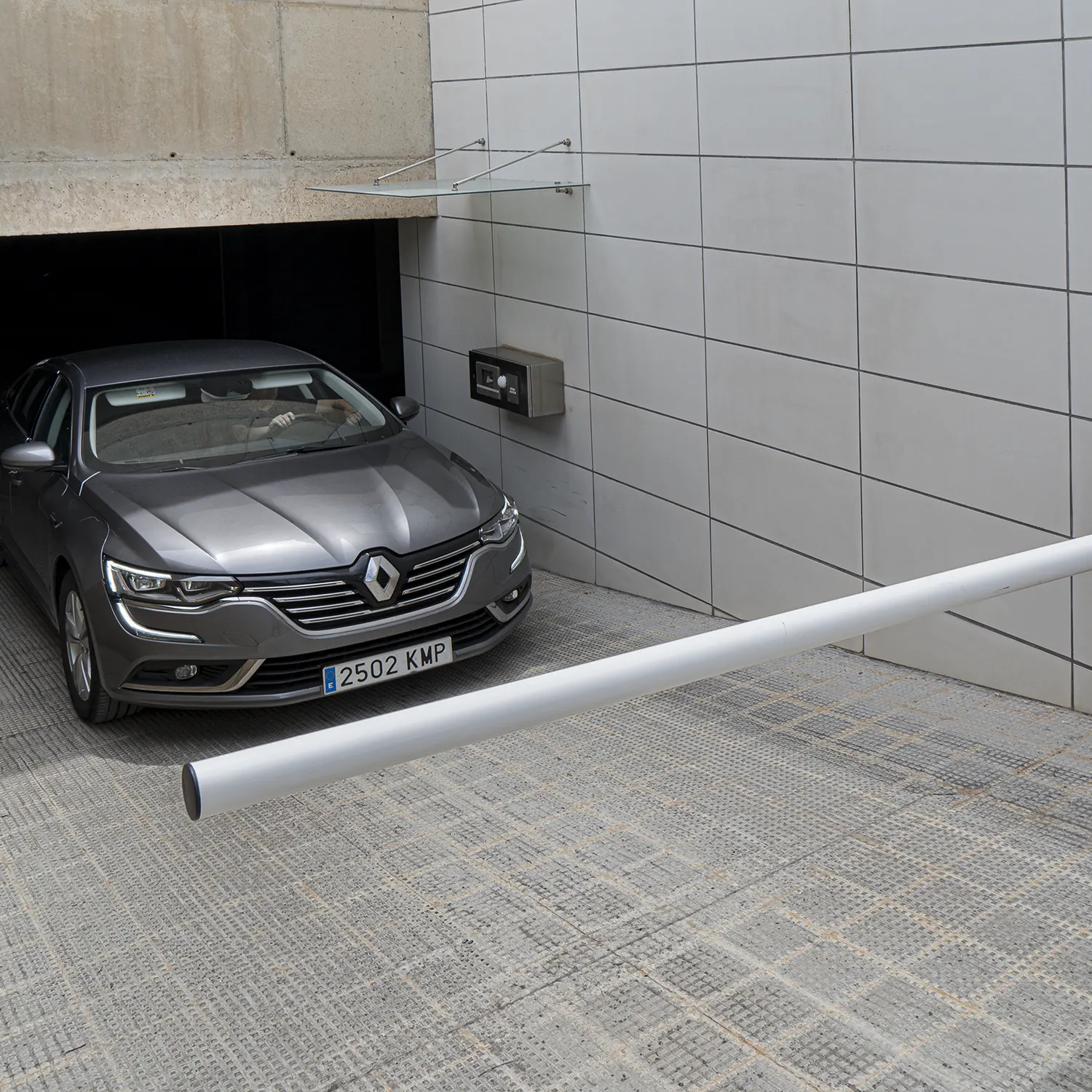 Coche saliendo de la suite de shhh motel